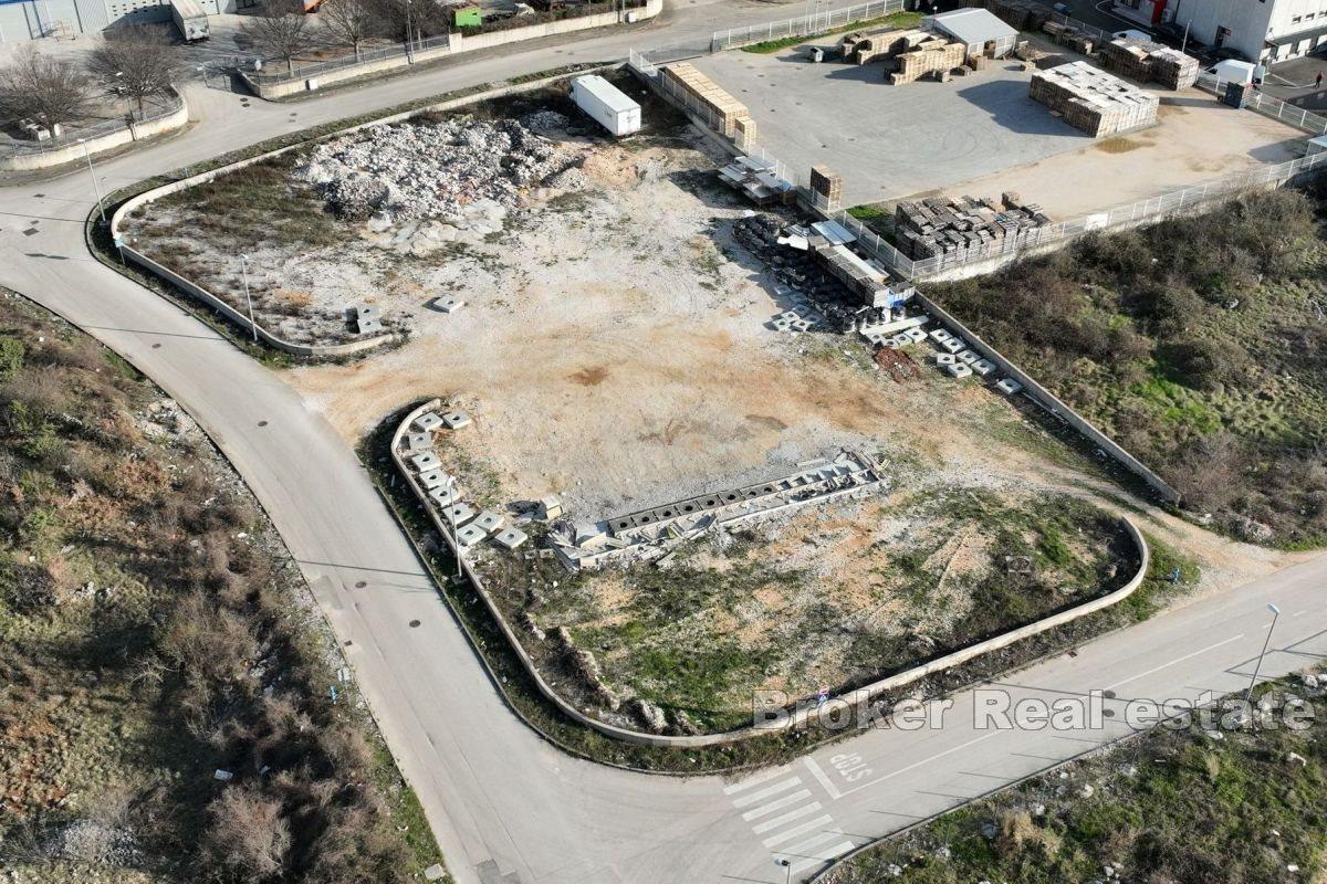 Spacious building plot in the business zone