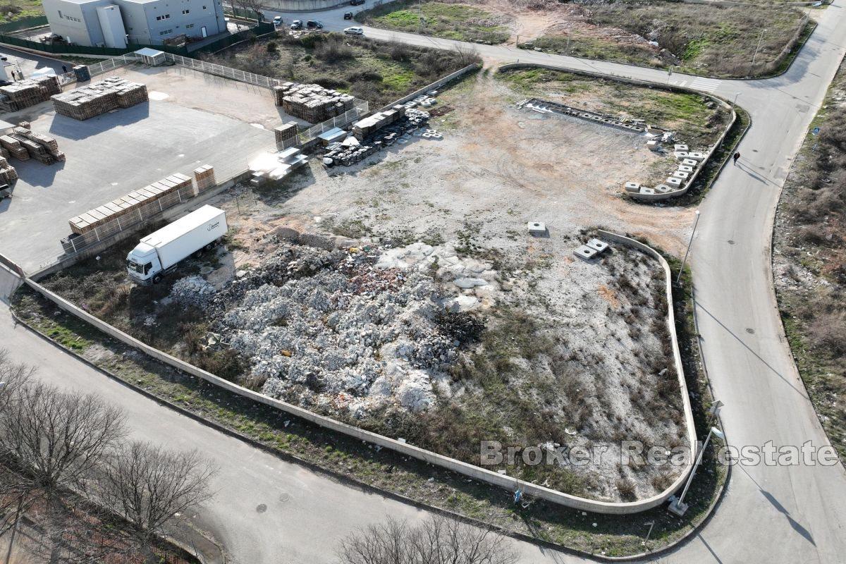 Spacious building plot in the business zone