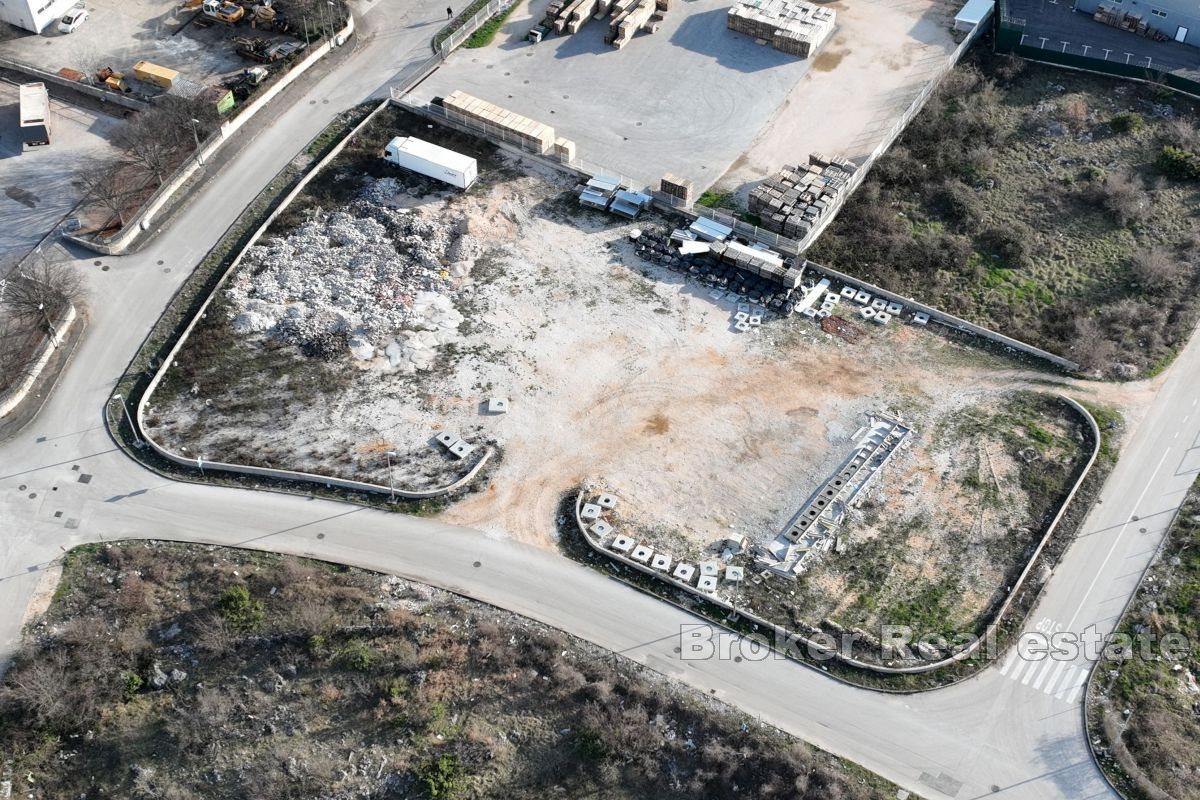 Spacious building plot in the business zone