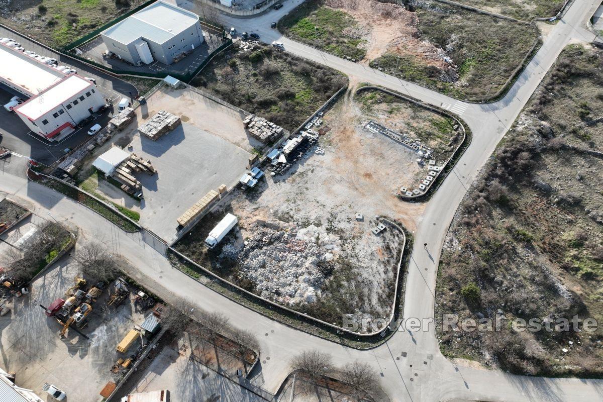 Spacious building plot in the business zone
