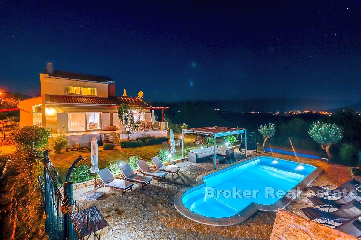 Una villa con piscina in un ambiente rurale