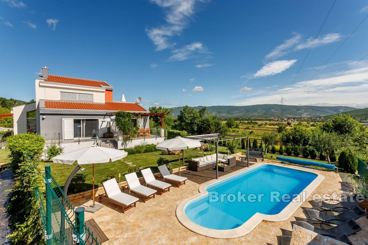 Una villa con piscina in un ambiente rurale