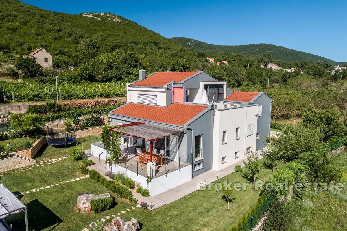 Una villa con piscina in un ambiente rurale