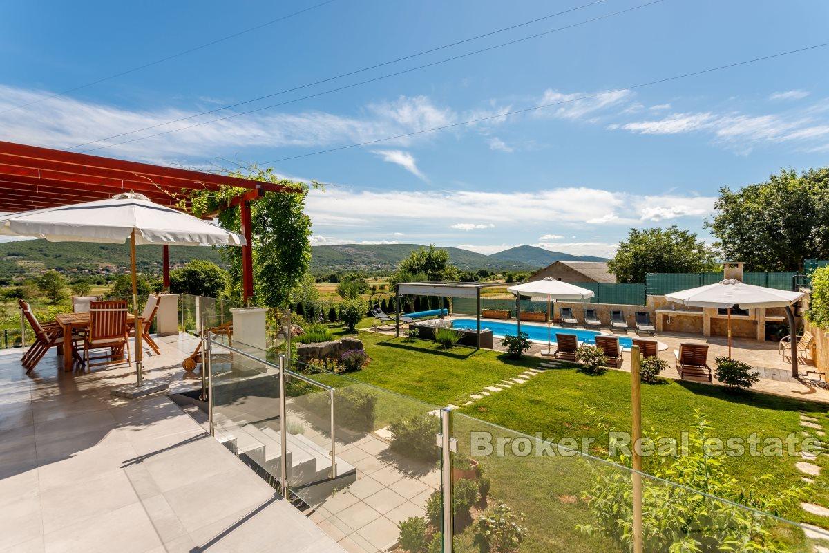 Una villa con piscina in un ambiente rurale