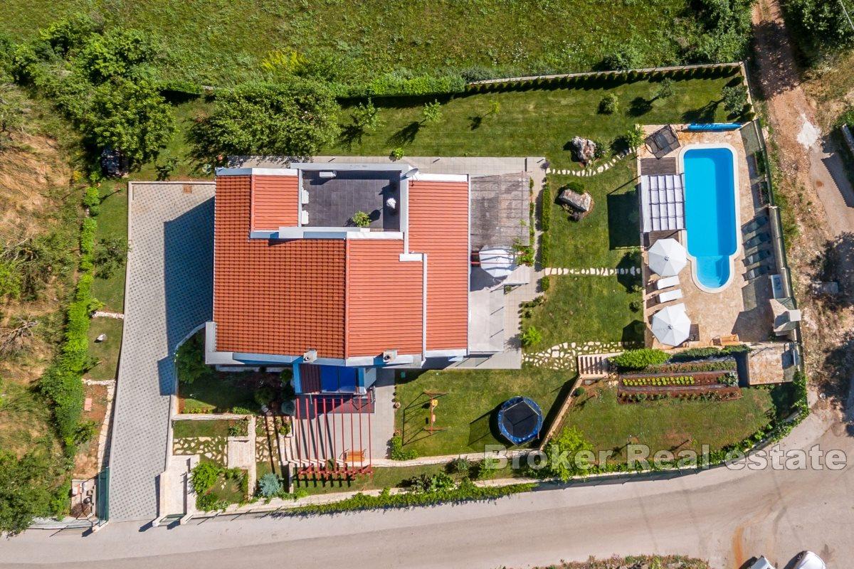 Una villa con piscina in un ambiente rurale
