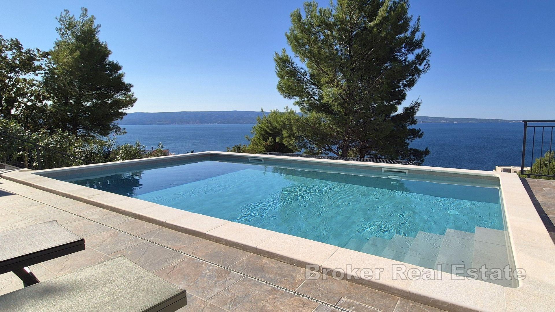 Villa de construction récente avec piscine et vue dégagée sur la mer
