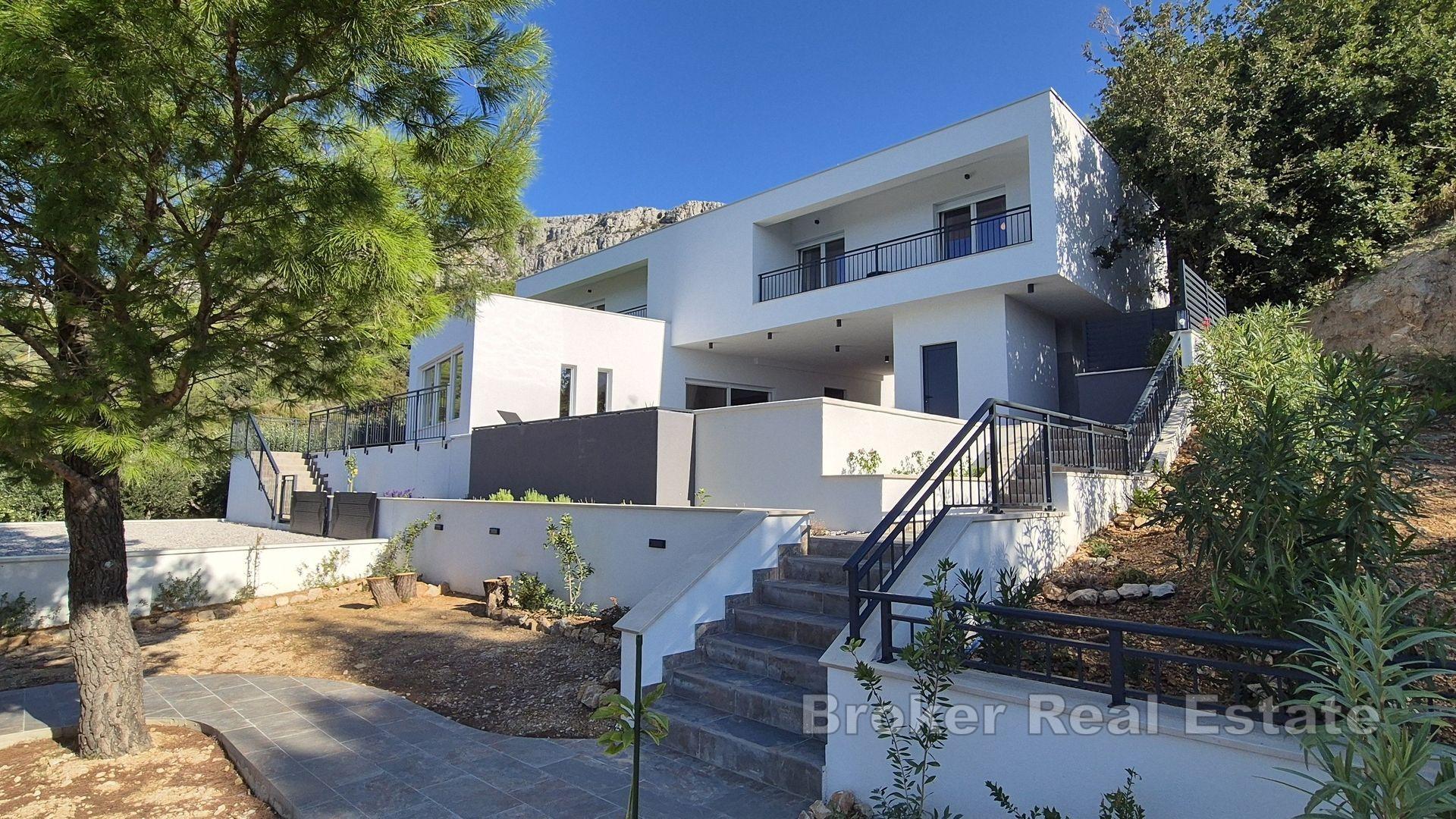 Villa de construction récente avec piscine et vue dégagée sur la mer