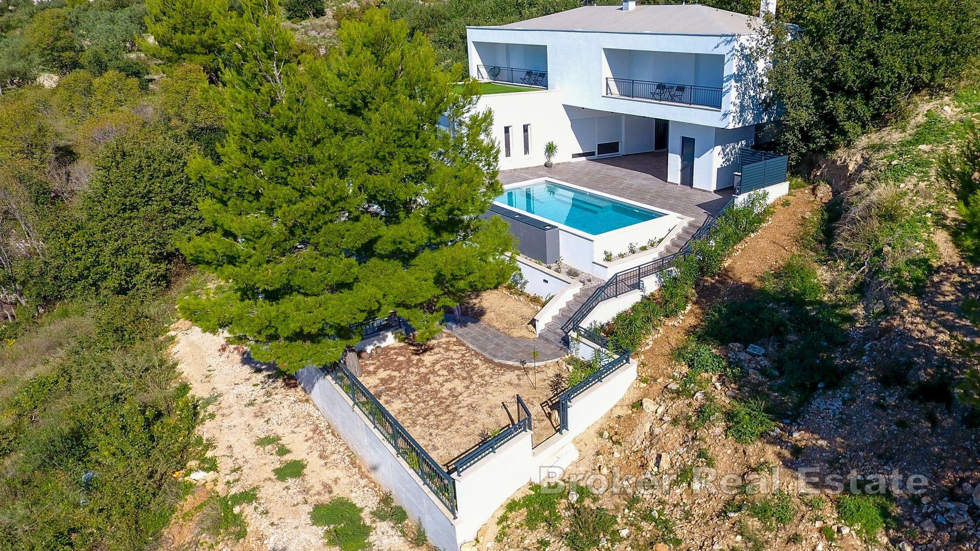 Villa de construction récente avec piscine et vue dégagée sur la mer