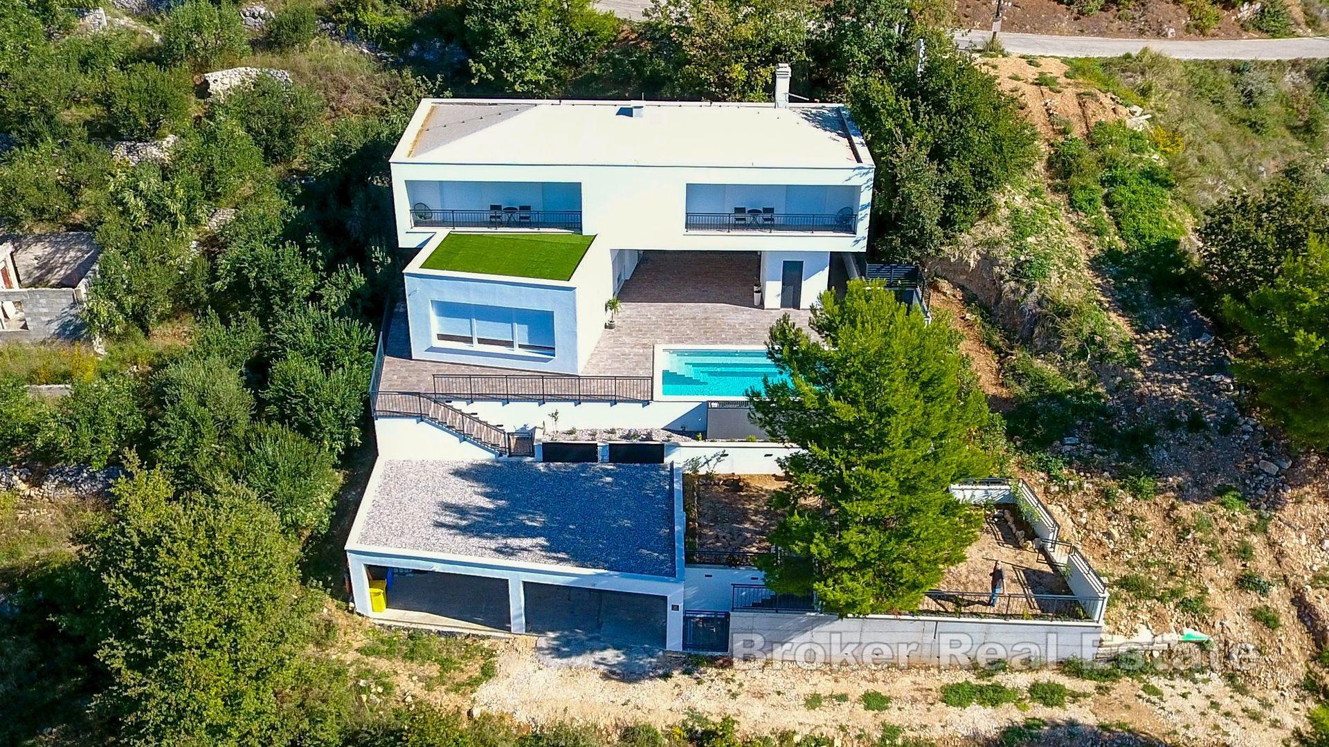 Villa de construction récente avec piscine et vue dégagée sur la mer