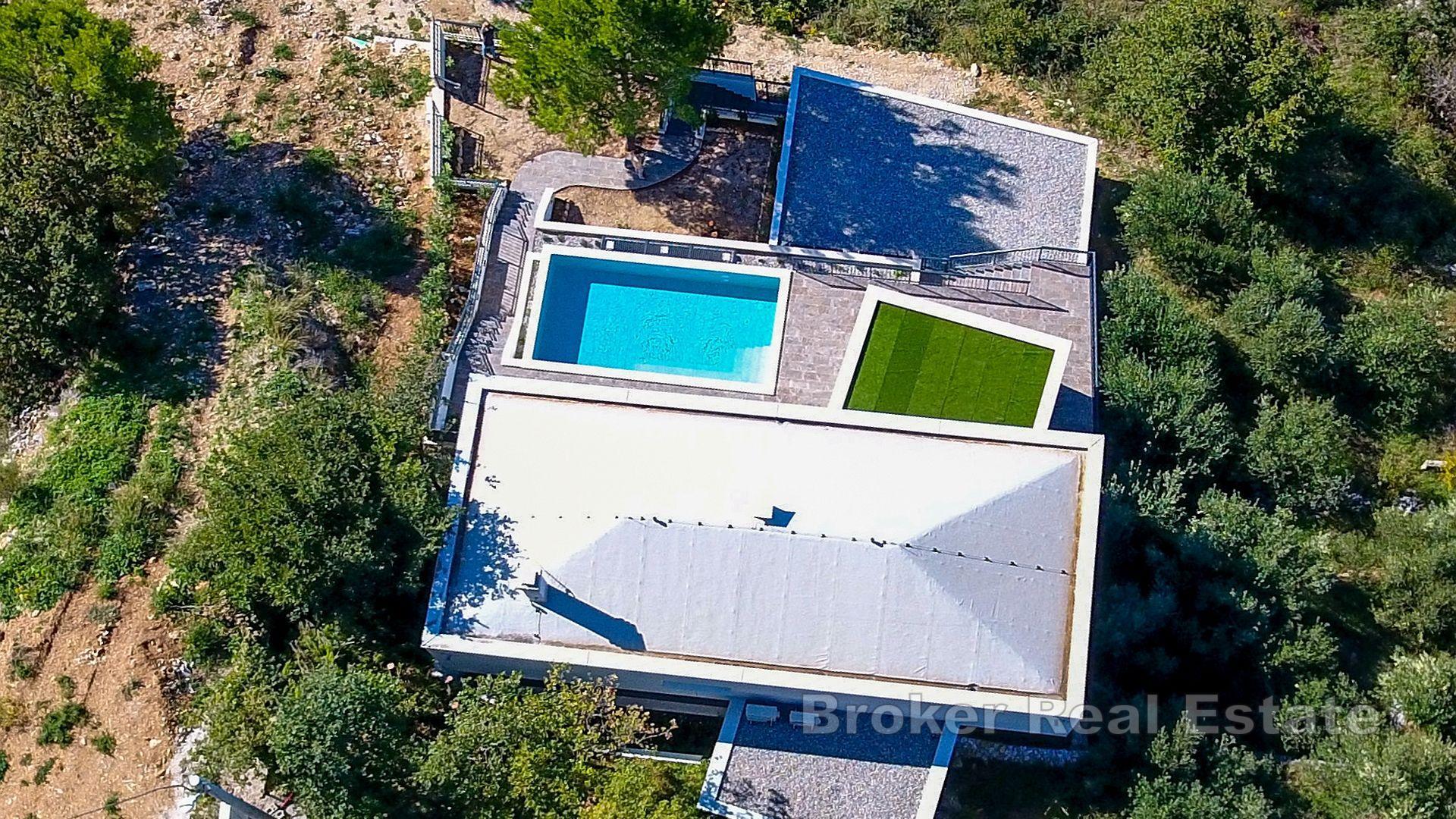 Villa de construction récente avec piscine et vue dégagée sur la mer