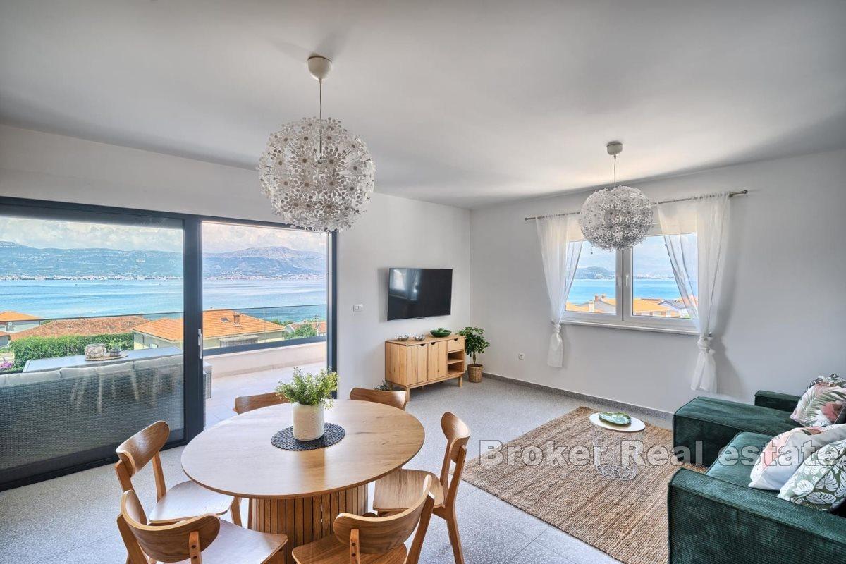 Spacious apartment with pool and panoramic sea view