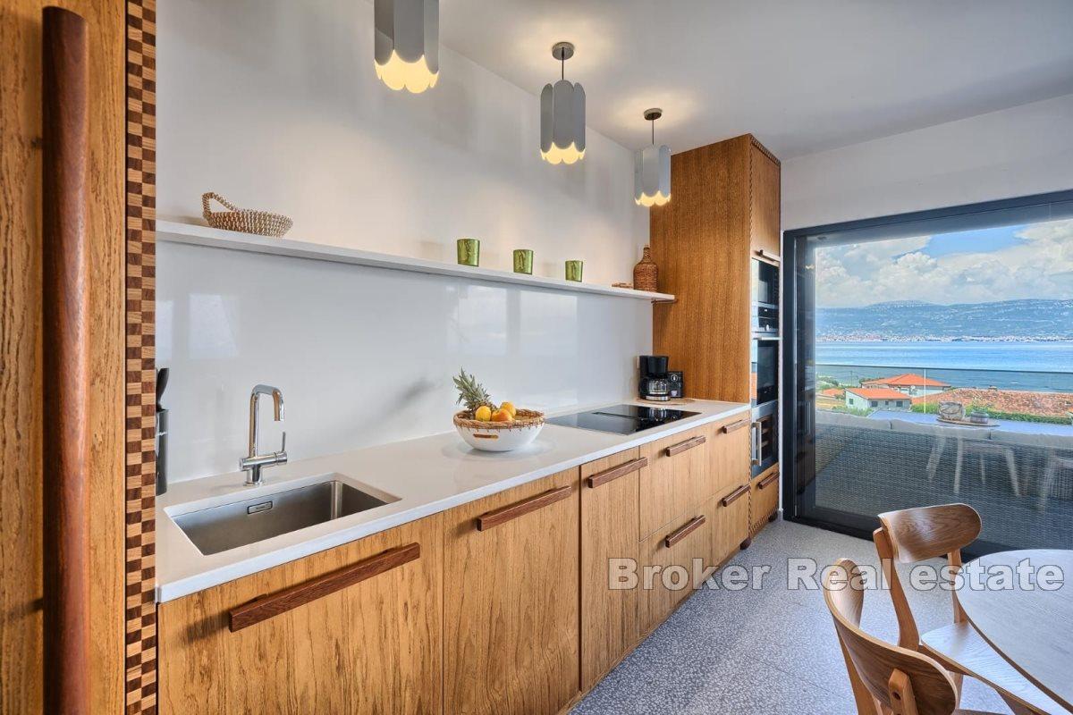 Spacious apartment with pool and panoramic sea view
