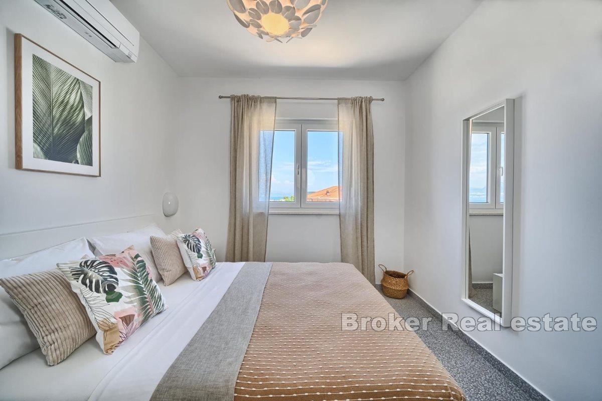 Spacious apartment with pool and panoramic sea view