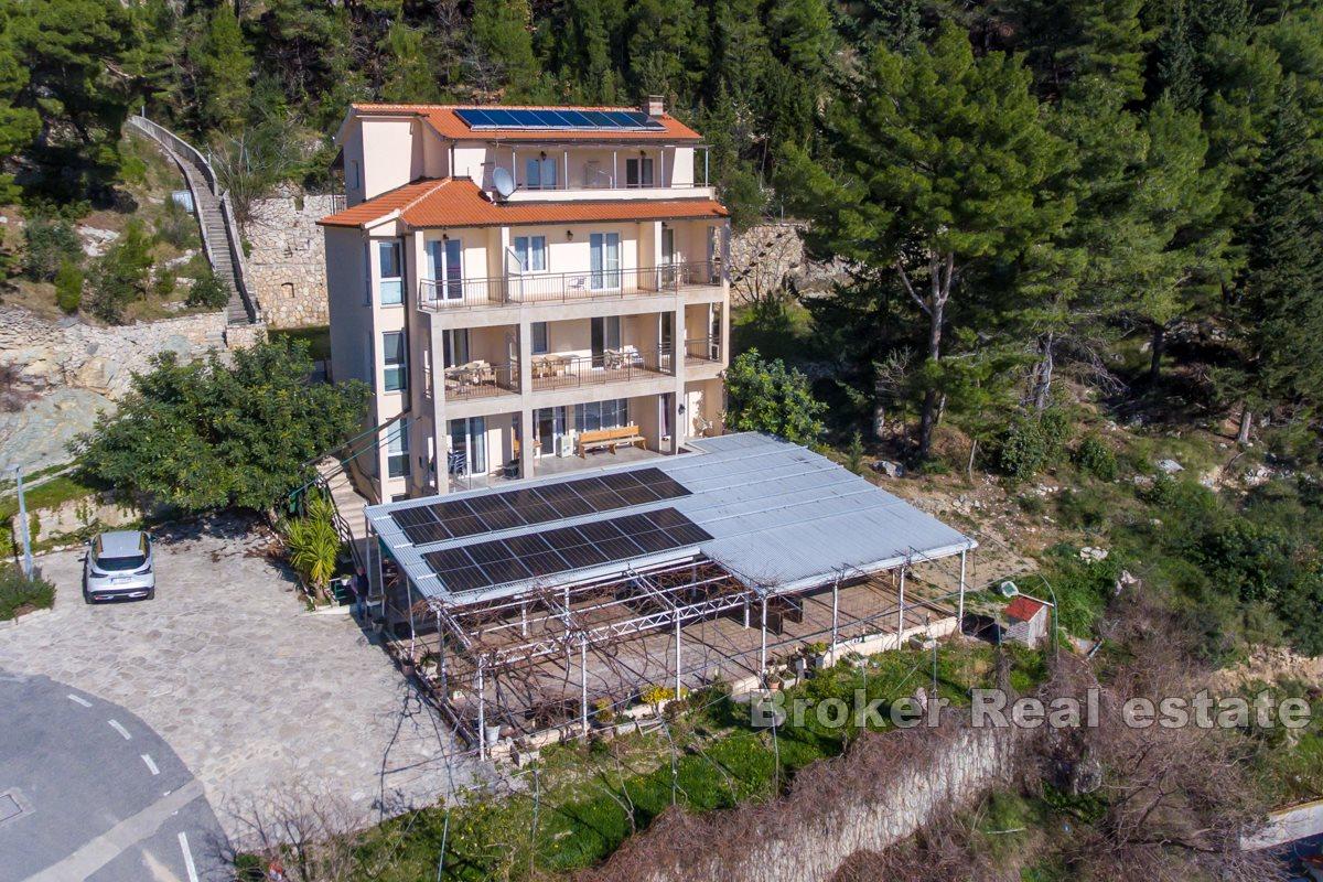 Hus med 20 rum, restaurang och öppen havsutsikt