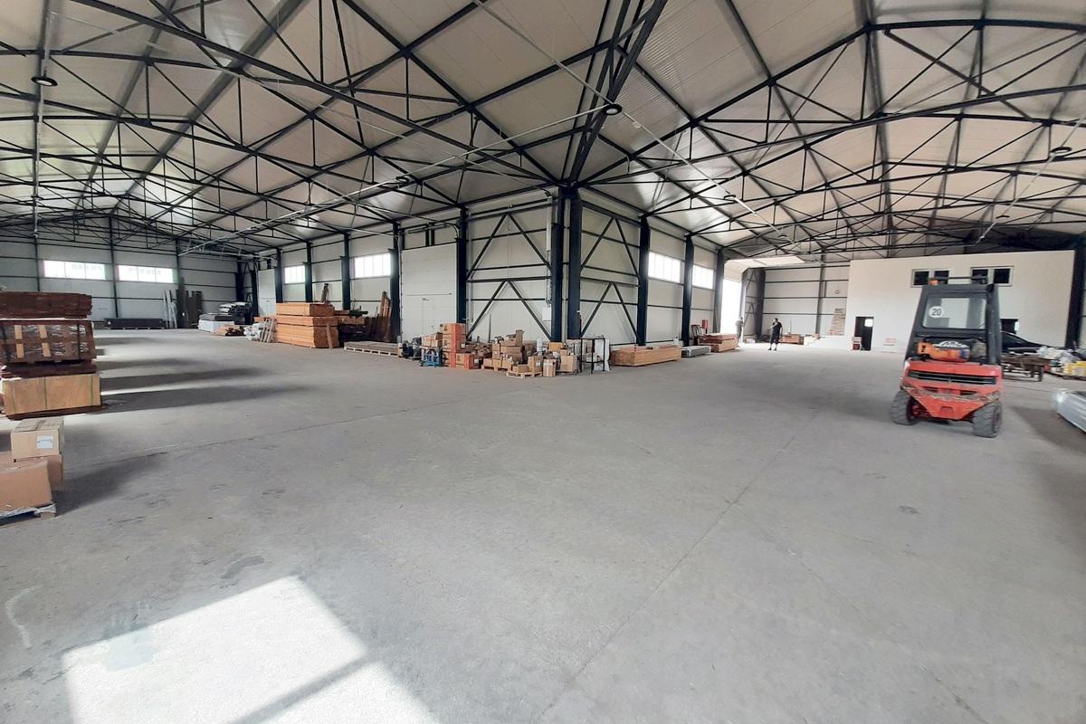 Entrepôt - hall de production dans la zone d'activité