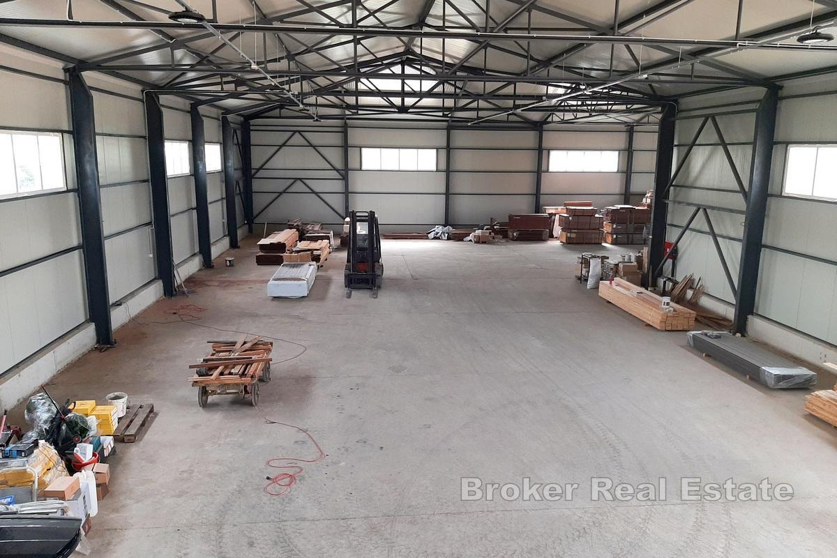 Entrepôt - hall de production dans la zone d'activité