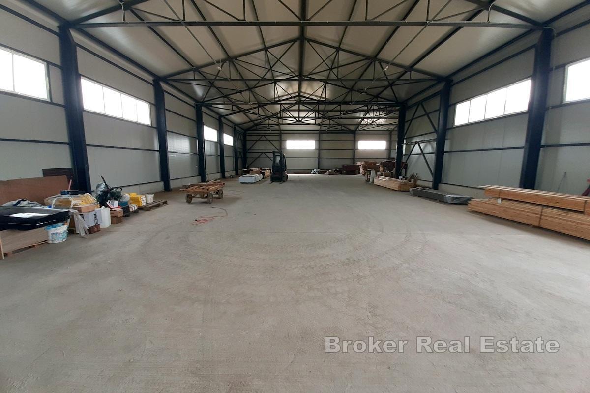 Entrepôt - hall de production dans la zone d'activité