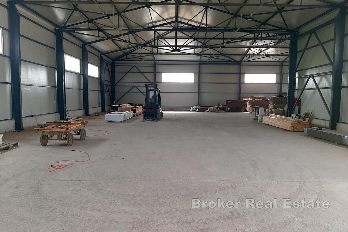 Entrepôt - hall de production dans la zone d'activité
