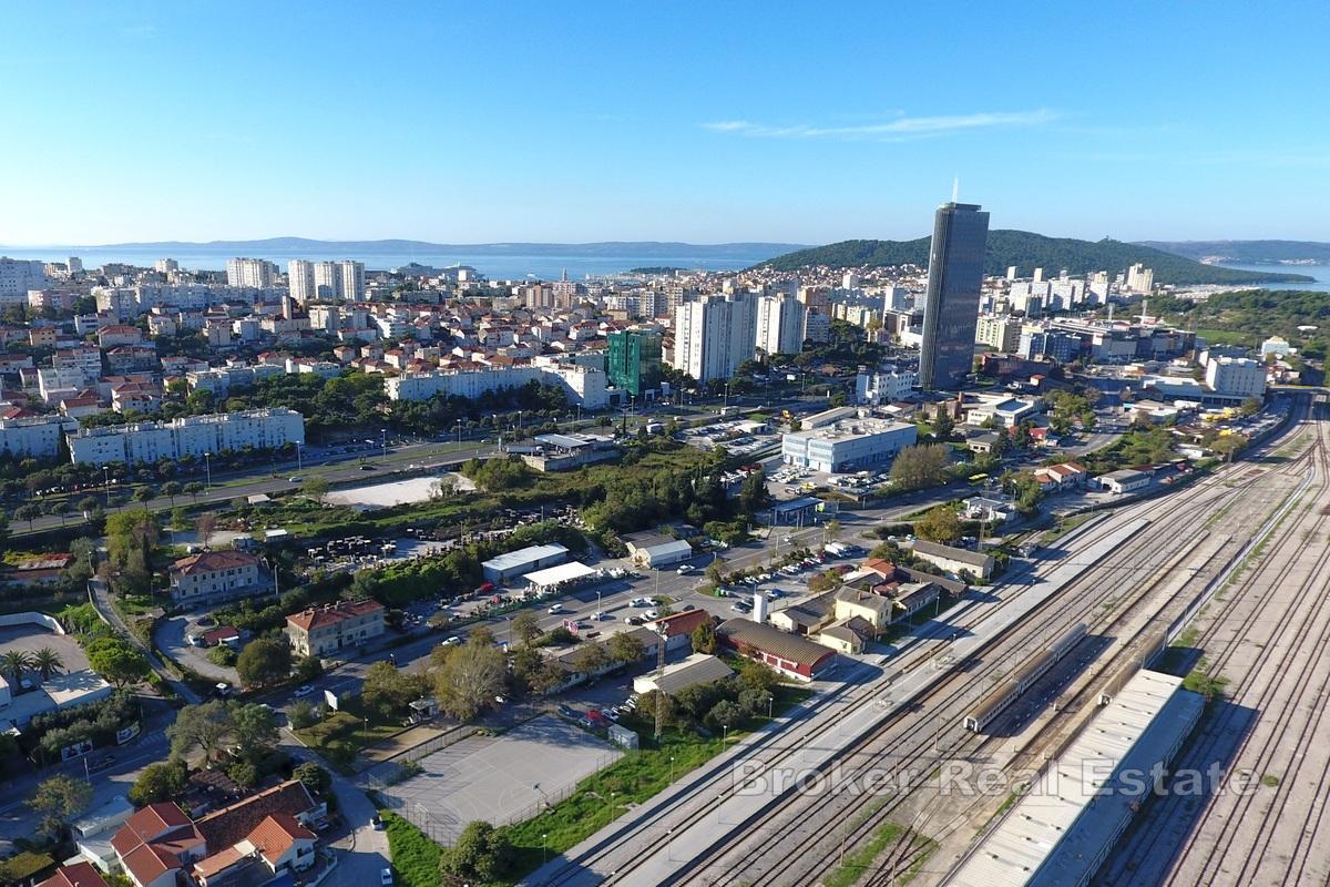Locaux commerciaux idéalement situés sur trois étages