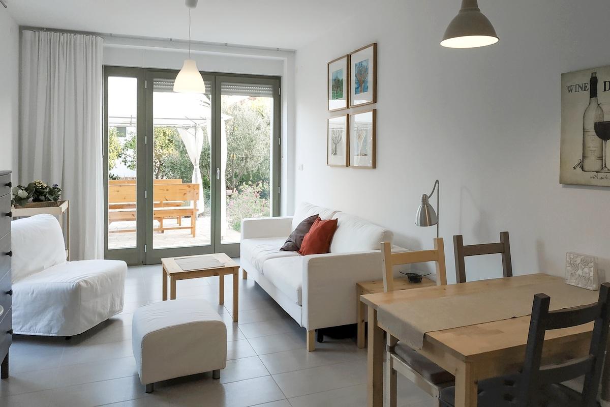Ein-Zimmer-Wohnung im Erdgeschoss mit Garten