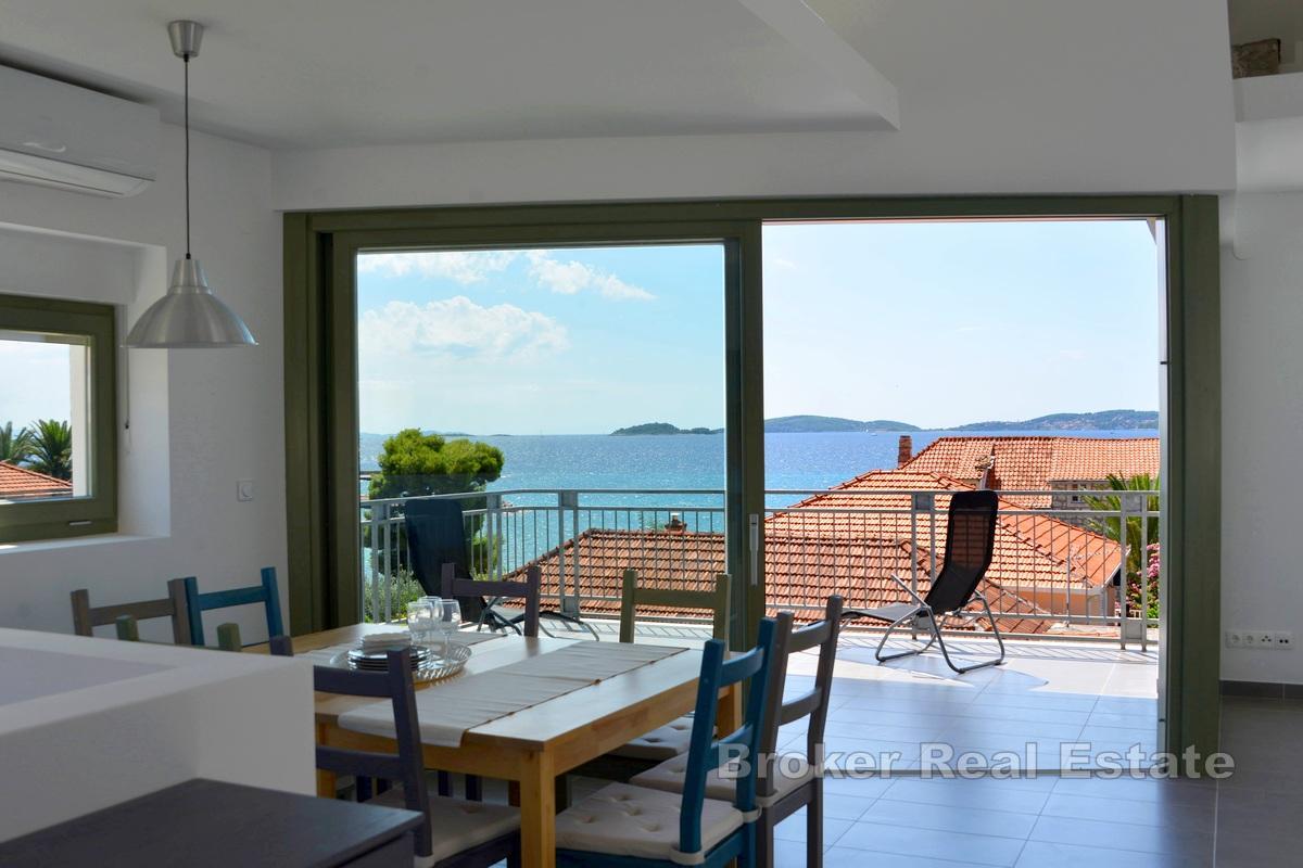 Moderne dreistöckige Wohnung mit Meerblick
