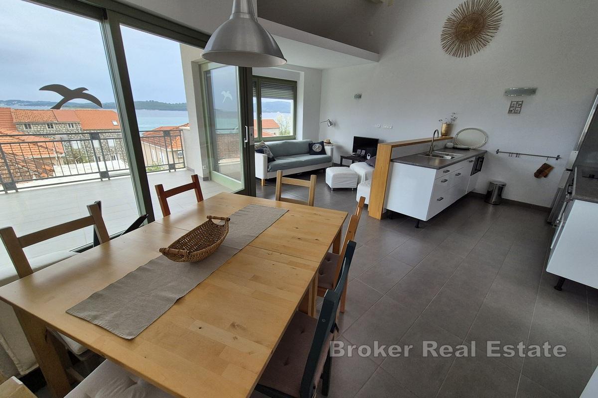 Moderne dreistöckige Wohnung mit Meerblick