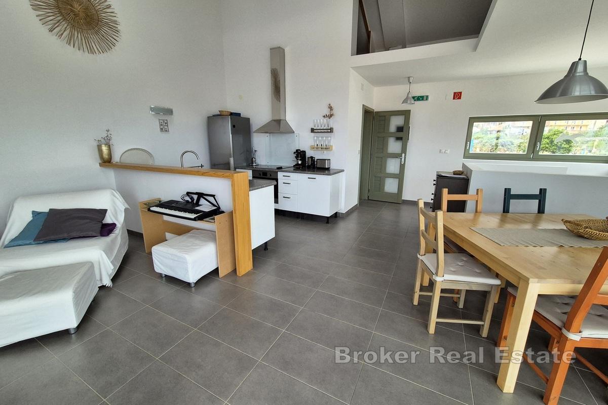 Moderne dreistöckige Wohnung mit Meerblick