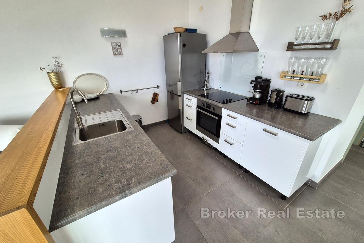 Moderne dreistöckige Wohnung mit Meerblick