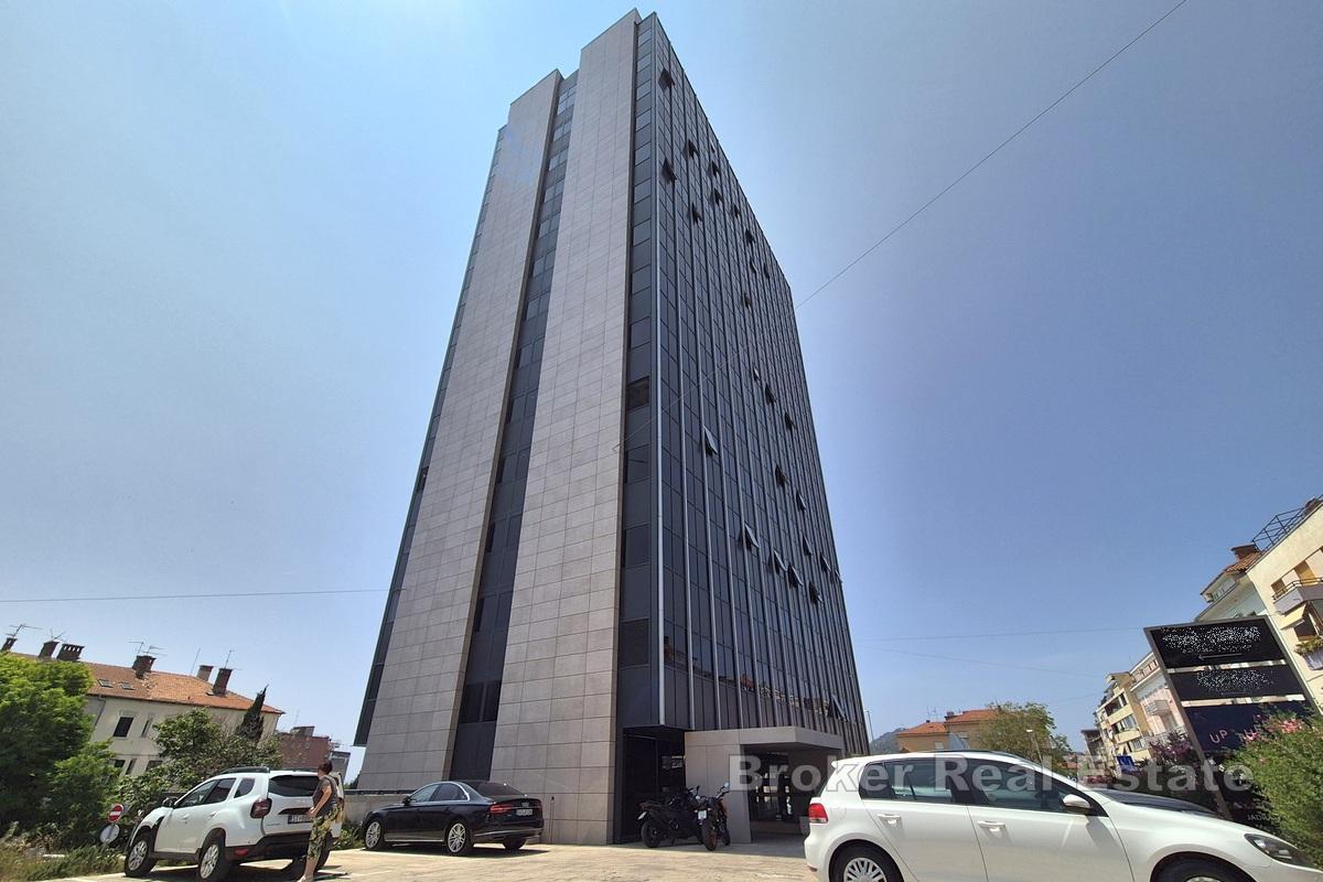 Moderno spazio per uffici in un edificio commerciale