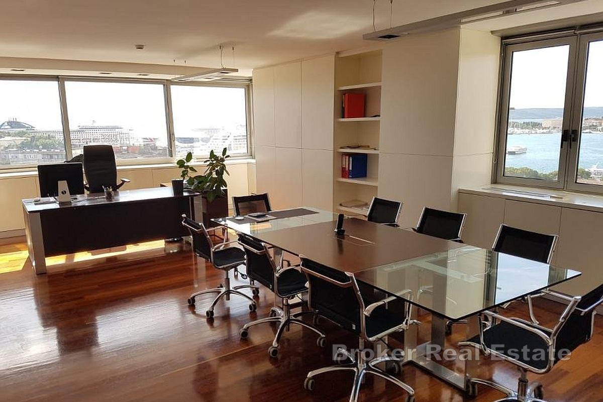 Moderno spazio per uffici in un edificio commerciale