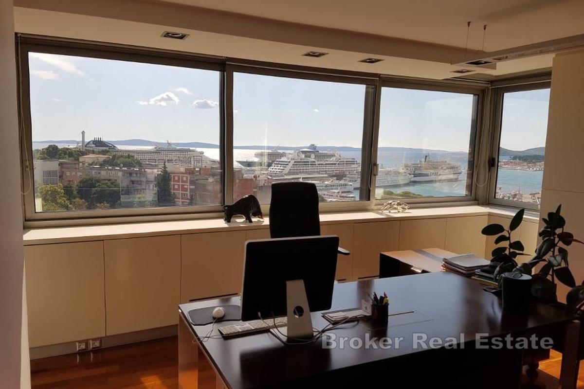 Moderno spazio per uffici in un edificio commerciale