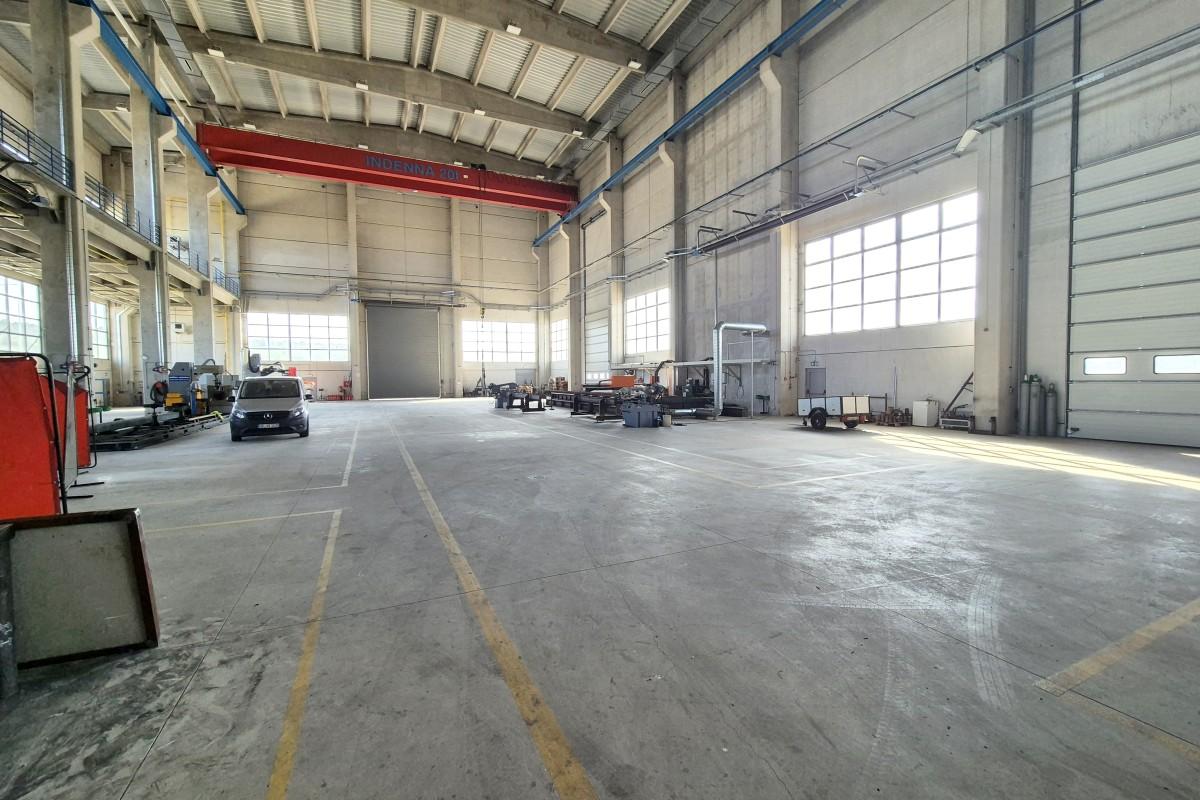 Hangar industriel et entrepôt dans la zone d'activité