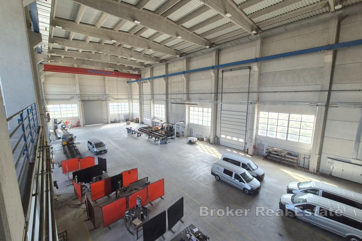 Hangar industriel et entrepôt dans la zone d'activité
