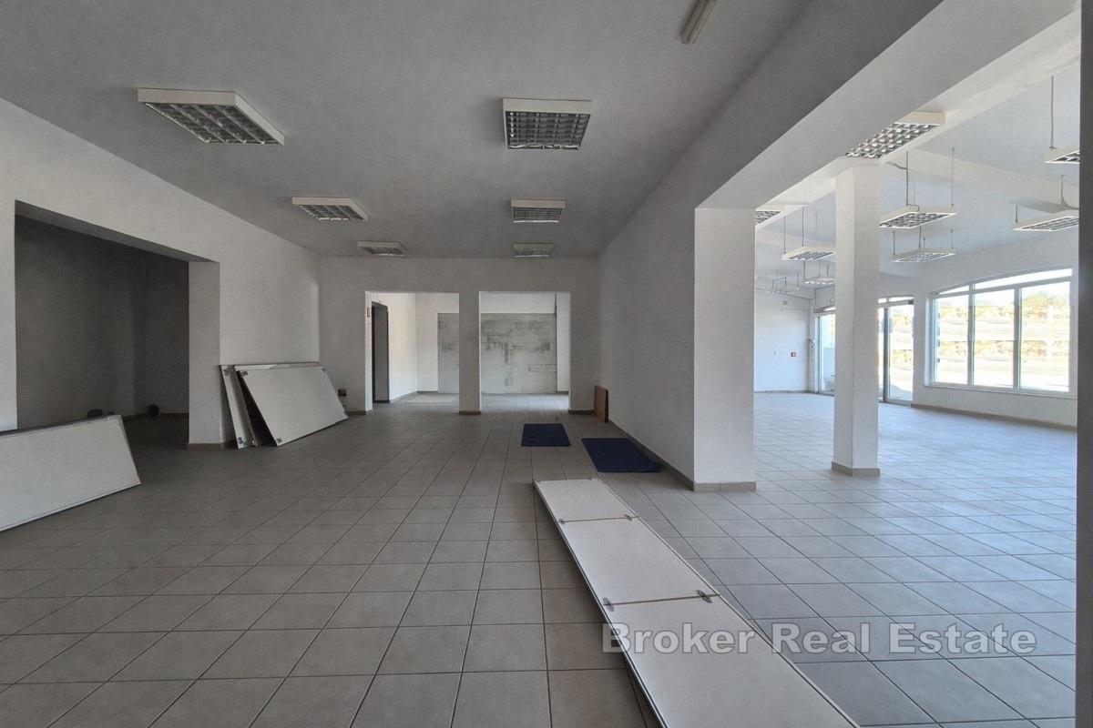 Ampio spazio commerciale con parcheggio