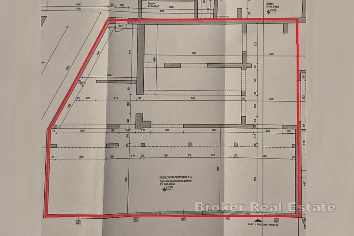 Ampio spazio commerciale con parcheggio