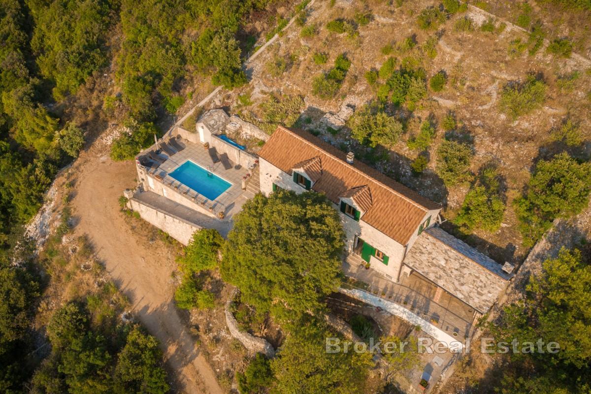 Mediterrane Steinvilla mit Pool und Meerblick