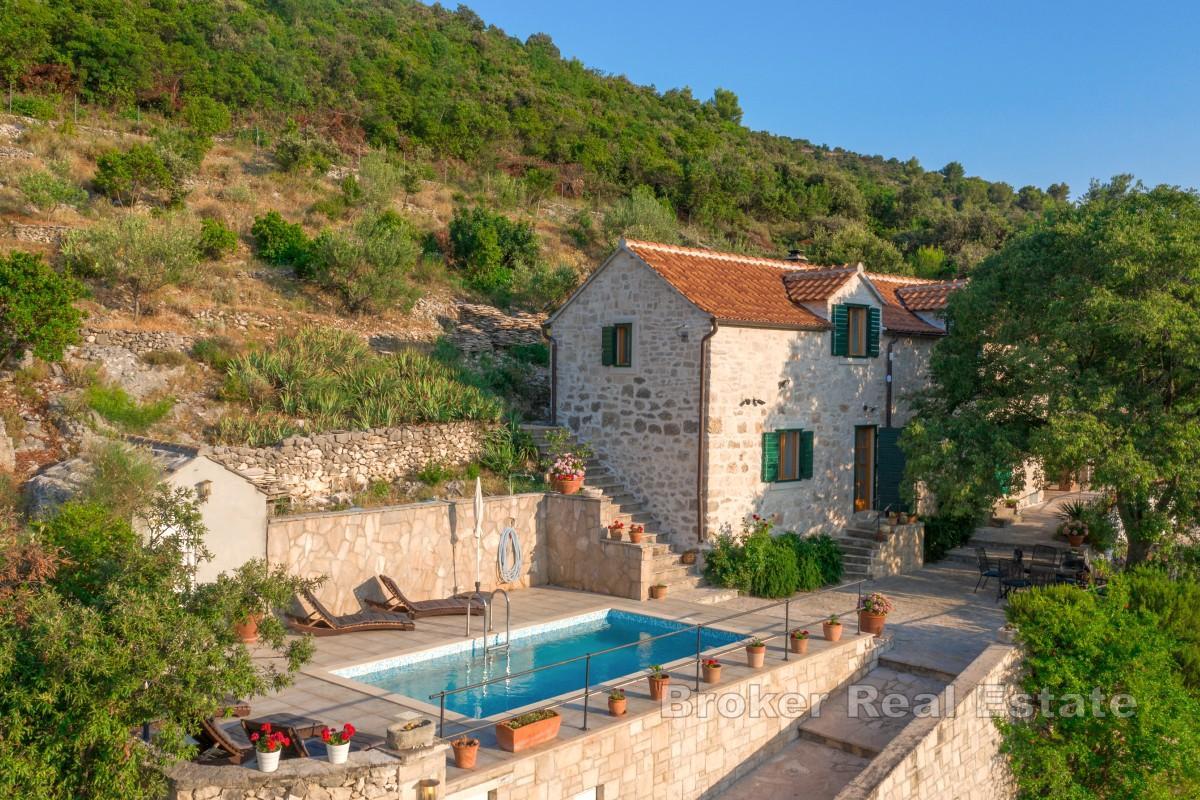 Mediterrane Steinvilla mit Pool und Meerblick