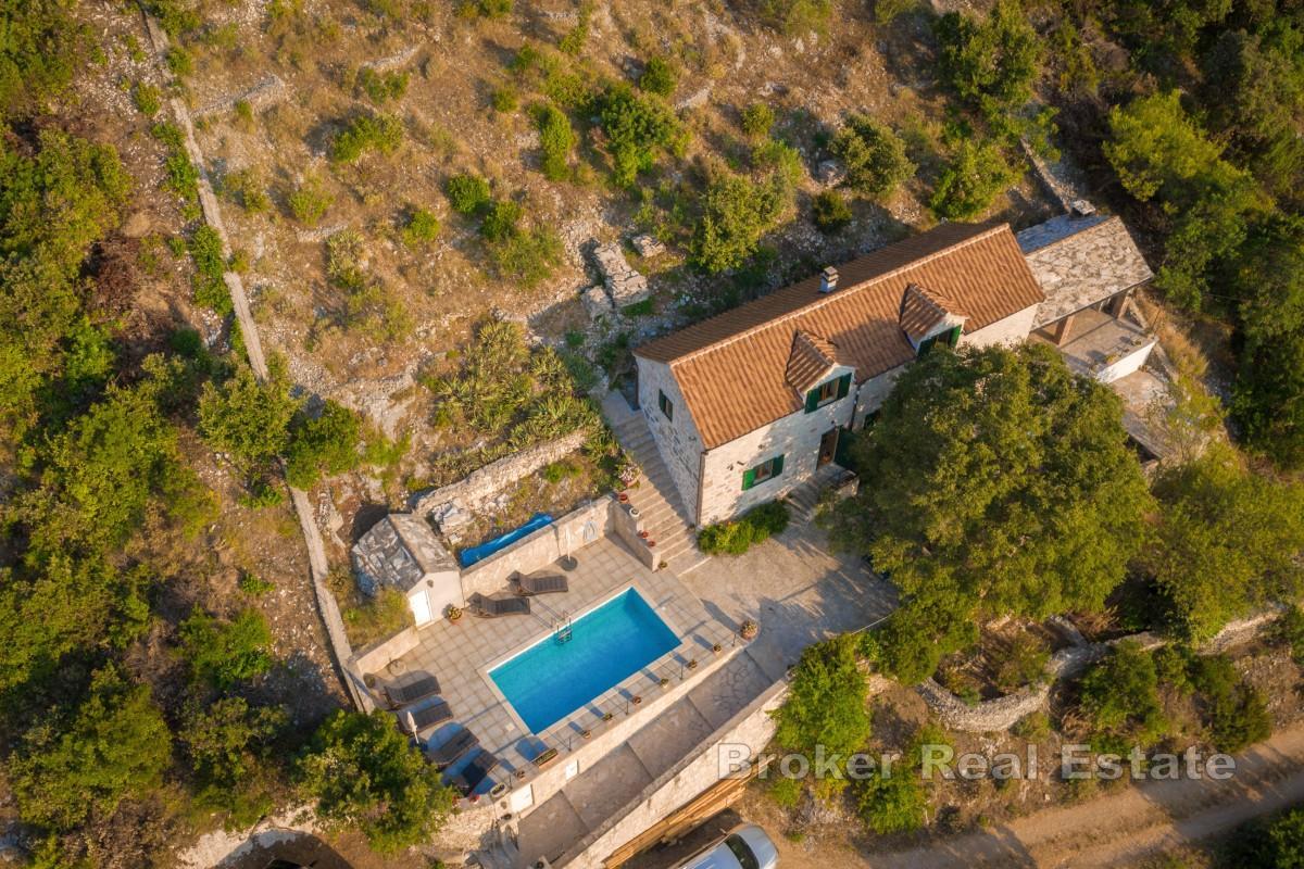 Mediterrane Steinvilla mit Pool und Meerblick
