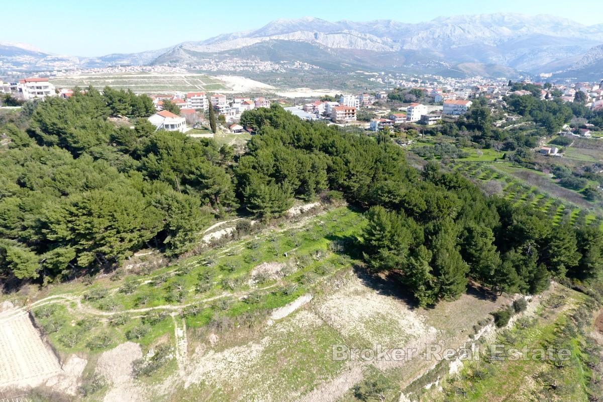 Terrain spacieux et attractif à l'est de Split