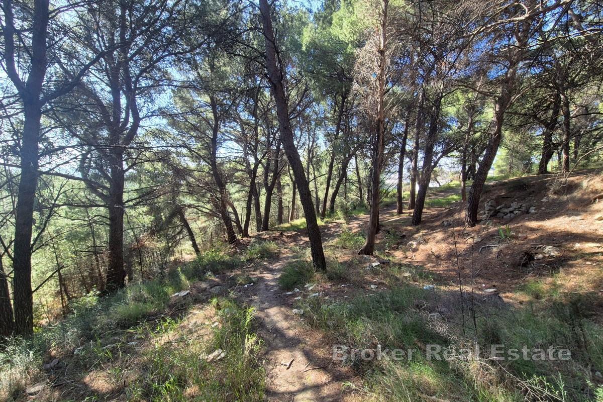 Terrain spacieux et attractif à l'est de Split