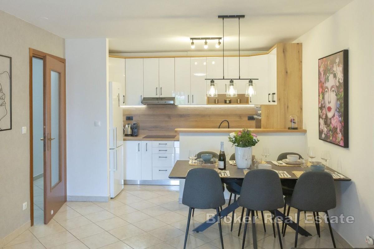 Appartamento confortevole con ampio giardino privato e grande potenziale