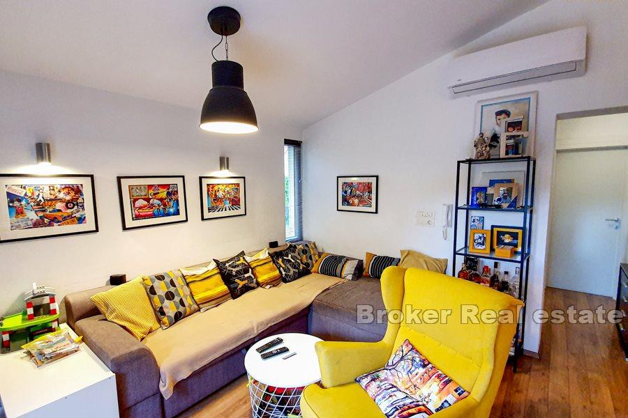 Частный дом с садом