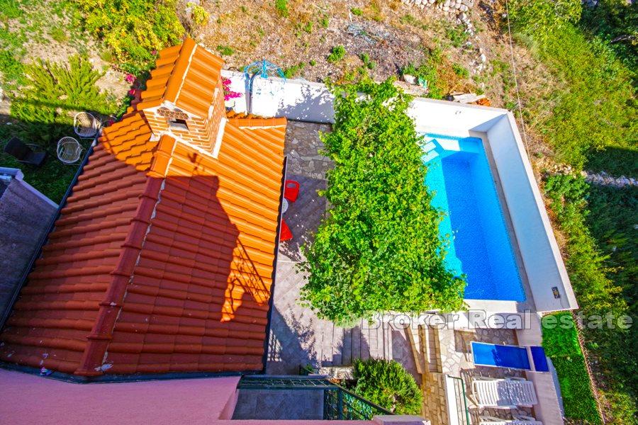 Immeuble dans la première rangée de la mer