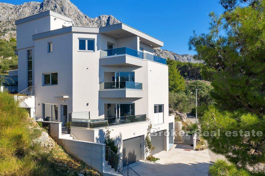 Casa con appartamenti e vista mare