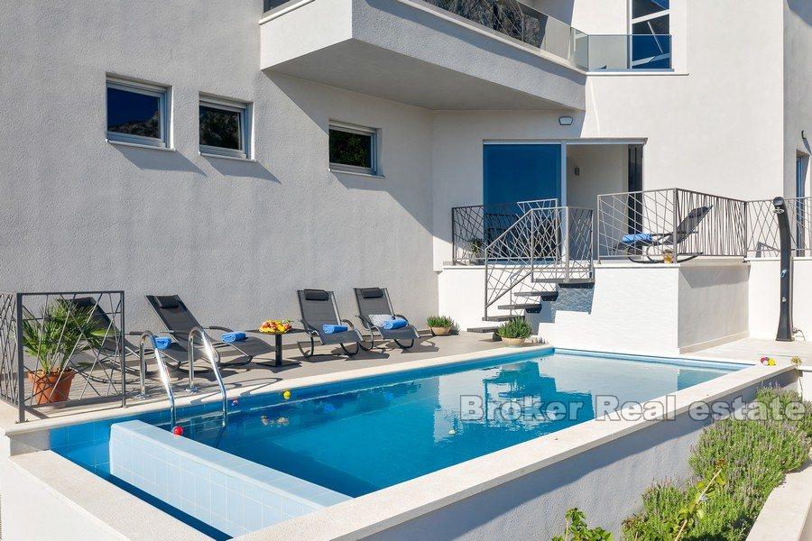 Casa con appartamenti e vista mare