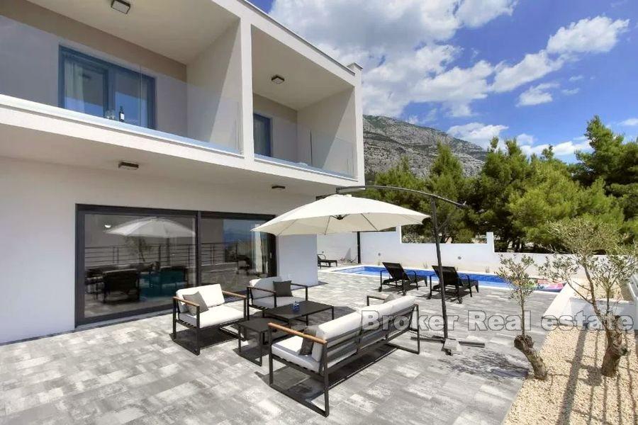 Luxusvilla mit Pool und Meerblick
