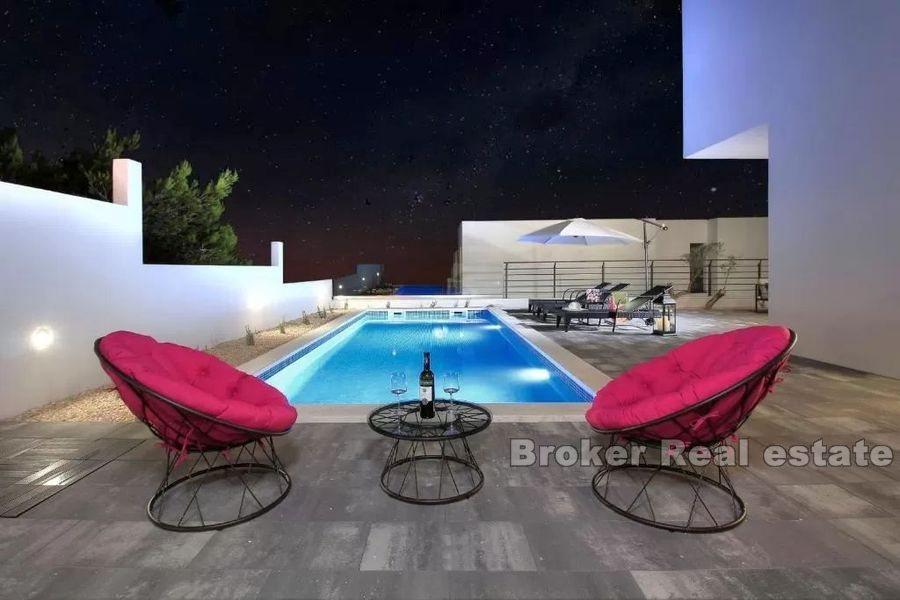 Luxusvilla mit Pool und Meerblick