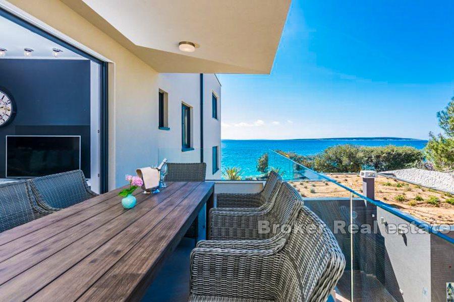 Appartement de luxe, première rangée de la mer