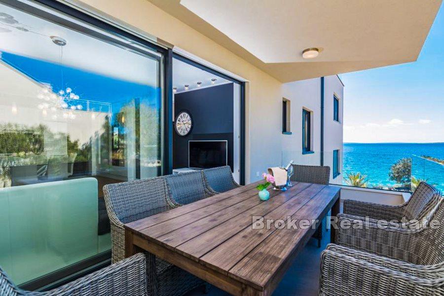 Appartement de luxe, première rangée de la mer