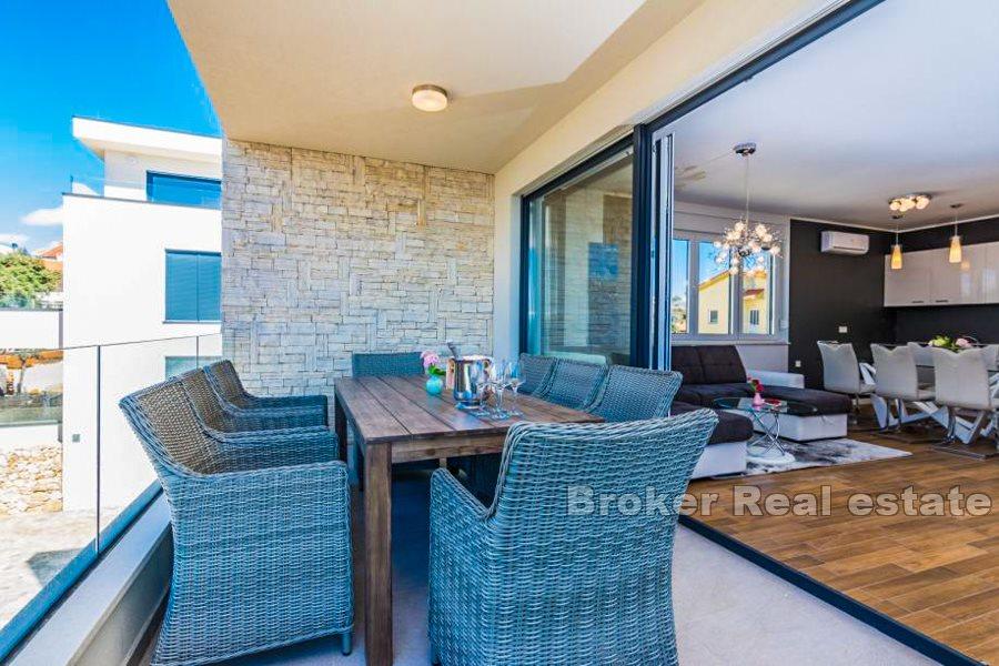 Appartement de luxe, première rangée de la mer